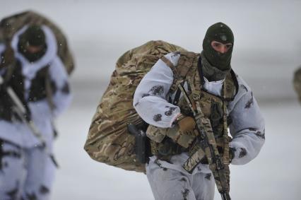 Мурманская область. п.Североморск-3. Десантники на территории военного аэродрома.