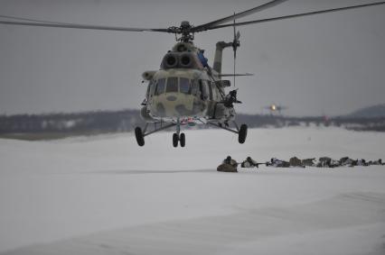 Мурманская область. п.Североморск-3. Военнослужащие десантируются с борта вертолета Ми-26.