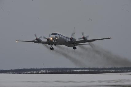 Мурманская область. п.Североморск-3. Самолет Ил-18 во время взлета с военного аэродрома.