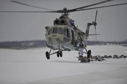 Мурманская область. п.Североморск-3. Военнослужащие десантируются с борта вертолета Ми-26.