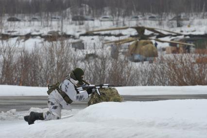 Мурманская область. п.Североморск-3. Десантник на территории военного аэродрома.