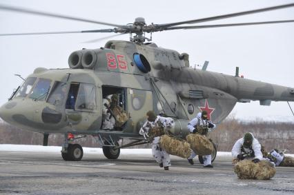 Мурманская область. п.Североморск-3. Десантники садятся на борт вертолета Ми-26.