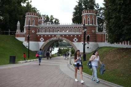 Москва. Люди отдыхают в парке Царицыно.