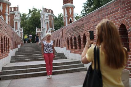 Москва. Женщина фотографируется в музее-заповеднике `Царицыно`.