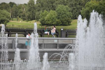 Москва. Люди отдыхают в парке Царицыно.