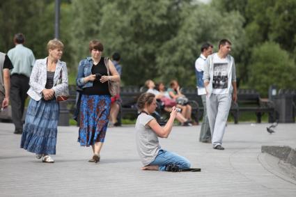 Москва. Люди отдыхают в парке Царицыно.