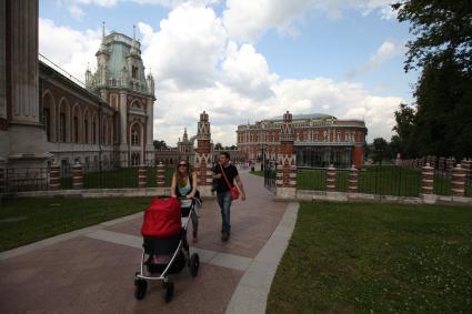 Москва. Люди отдыхают в парке Царицыно.