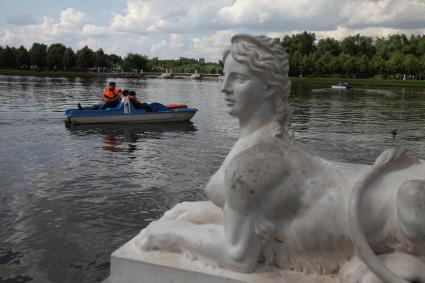 Москва. Пруд в парке Царицыно.