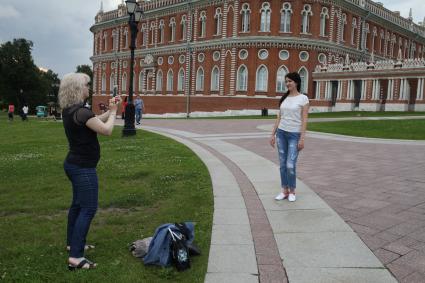 Москва. Люди отдыхают в парке Царицыно.