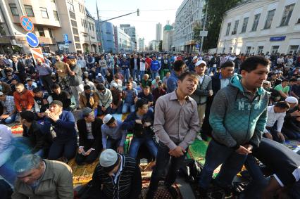 Москва. Исламский праздник Ураза-Байрам. Мусульмане перед началом праздничной ритуальной молитвы у Московской Соборной мечети на улице Щепкина.