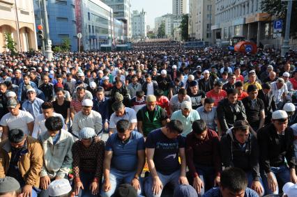 Москва. Исламский праздник Ураза-Байрам. Мусульмане во время праздничной ритуальной молитвы у Московской Соборной мечети на улице Щепкина.