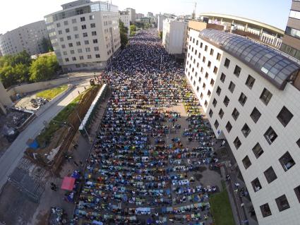 Москва. Исламский праздник Ураза-Байрам. Мусульмане во время праздничной ритуальной молитвы у Московской Соборной мечети на улице Щепкина. Съемка с коптера.