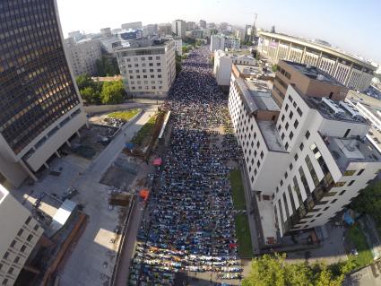 Москва. Исламский праздник Ураза-Байрам. Мусульмане во время праздничной ритуальной молитвы у Московской Соборной мечети на улице Щепкина. Съемка с коптера.