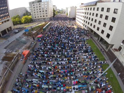 Москва. Исламский праздник Ураза-Байрам. Мусульмане во время праздничной ритуальной молитвы у Московской Соборной мечети на улице Щепкина. Съемка с коптера.