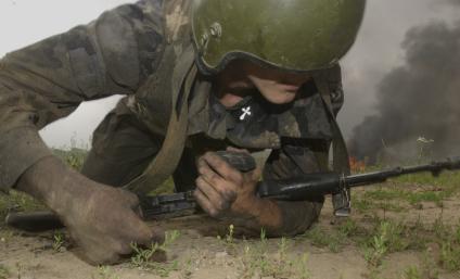 Военнослужащий внутренних войск во время учений.