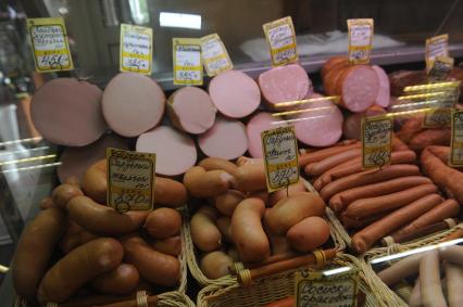 Москва. Витрина с мясной продукцией из Белоруссии в магазине `Фермерская лавка`.