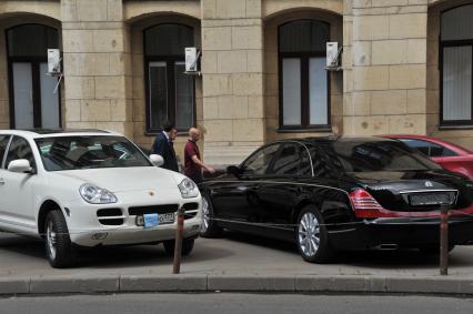 Москва. Припаркованные автомобили с закрытым номером и без номеров.