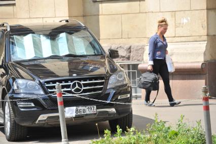 Москва. Припаркованный автомобиль с листом бумаги, закрывающим номерной знак.