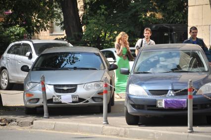 Москва. Припаркованные автомобили с закрытыми номерами.