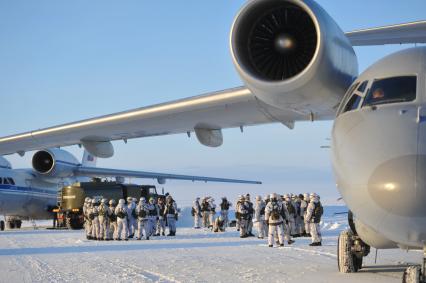 Земля Франца-Иосифа. Десантники на аэродроме у самолета Ан-72 во время учений.