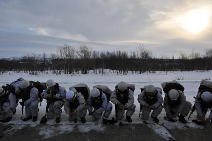 г.Североморск-3. Десантники на аэродроме во время учений.