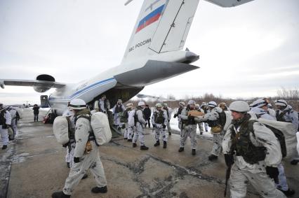 Североморск-3. Десантники у грузового отсека самолета Ан-72 на аэродроме перед началом учений.