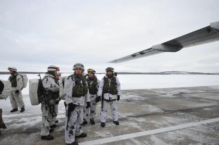 Североморск-3. Десантники на аэродроме перед началом учений.