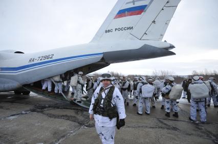 Североморск-3. Десантники у грузового отсека самолета Ан-72 на аэродроме перед началом учений.