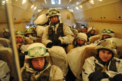 Десантники на борту самолета направляются для учений на Землю Франца-Иосифа.