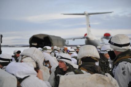 г.Североморск-3. Десантники на аэродроме во время учений.