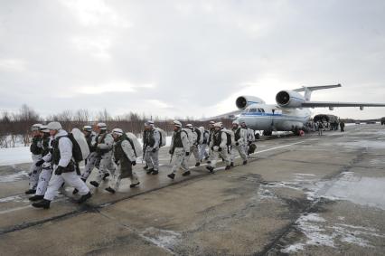 Североморск-3. Десантники на аэродроме во время учений.