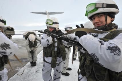 Североморск-3. Десантники на аэродроме перед началом учений.