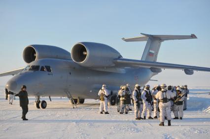 Земля Франца-Иосифа. Десантники на аэродроме у самолета Ан-72 во время учений.