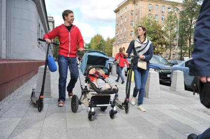 Москва. Молодая семья на прогулке.