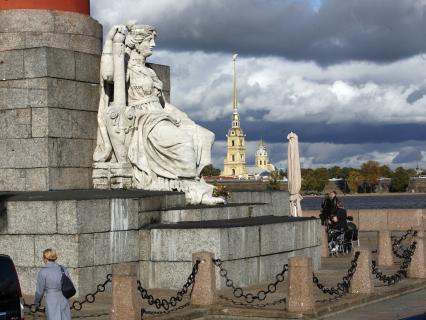 Виды Санкт-Петербурга. Скульптура в основании ростальной колонны.