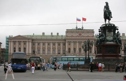 Виды Санкт-Петербурга. Мариинский дворец, в котором расположено Законодательное собрание (ЗАКС) Санкт-Петербурга и памятник Николаю I на Исаакиевской площади.