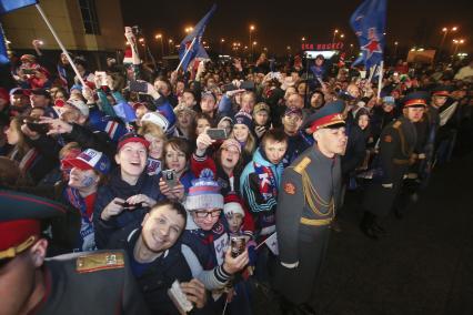 Санкт-Петербург. Болельщики СКА встречают хоккеистов в терминале `Пулково-2`.