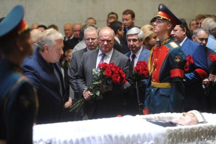 Москва. Председатель КПРФ Геннадий Зюганов (в центре) и его заместитель Иван Мельников (справа) на церемонии прощания с председателем `Партии возрождения России` Геннадием Селезневым в Траурном зале Центральной клинической больницы.