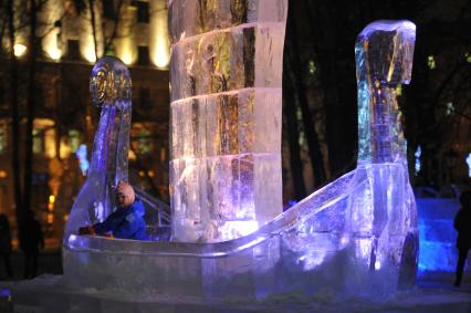 Москва. Ледовая скульптура в парке `Сокольники`.