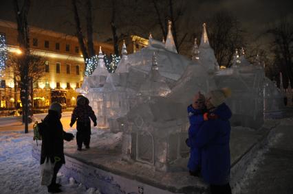 Москва. Ледовая скульптура в парке `Сокольники`.