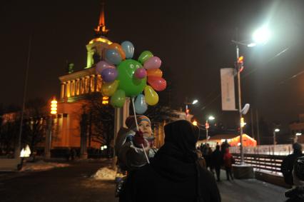 Москва. Ребенок с шариками на ВДНХ.