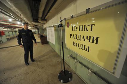 Москва. Табличка `Пункт раздачи воды` в бомбоубежище недалеко от станции метро `Алтуфьево`.