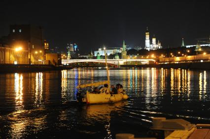 Москва. Люди катаются на лодке по Москва-реке.