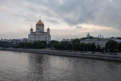 Виды Москвы. Вид на Храм Христа Спасителя с Большого Каменного моста.