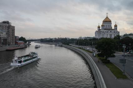 Виды Москвы. Вид на Храм Христа Спасителя с Большого Каменного моста.