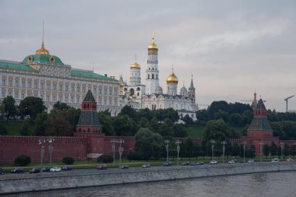 Виды Москвы. Вид на Кремль и Кремлевскую набережную с Большого Каменного моста.