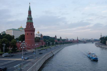 Виды Москвы. Вид на Кремль и Кремлевскую набережную с Большого Каменного моста.