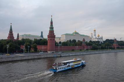 Виды Москвы. Вид на Кремль и Кремлевскую набережную с Большого Каменного моста.