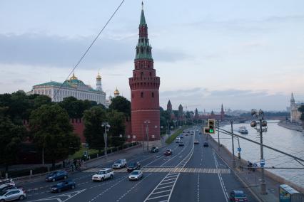 Виды Москвы. Вид на Кремль и Кремлевскую набережную с Большого Каменного моста.