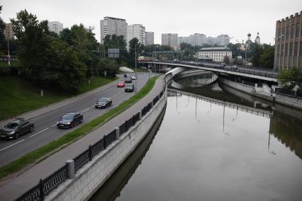 Виды Москвы. Вид на реку Яуза и Красноказарменную набережную с Лефортовского моста.